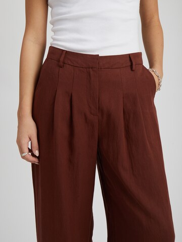 Peppercorn - Pierna ancha Pantalón 'Rebecca' en rojo