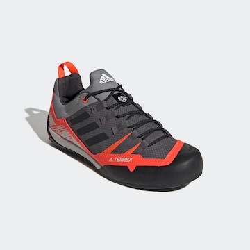 ADIDAS TERREX - Zapatos bajos 'Swift Solo' en gris