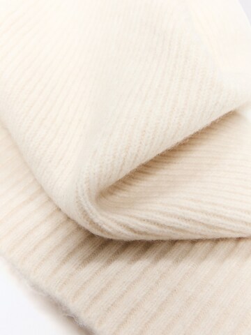 Bonnet Bershka en blanc : devant