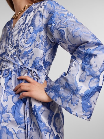 Robe 'AUDRINA' PIECES en bleu