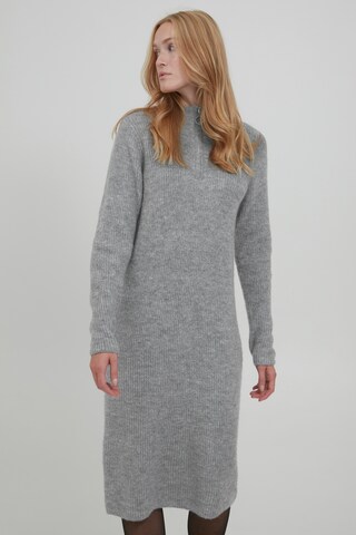 b.young Strickkleid in Grau: Vorderseite