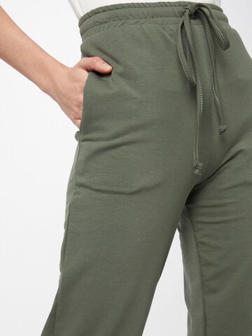 Tapered Pantaloni 'Bethan' di WAL G. in verde