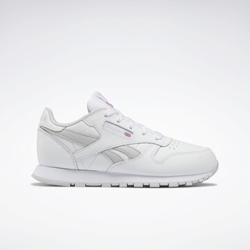 Sneaker de la Reebok pe alb