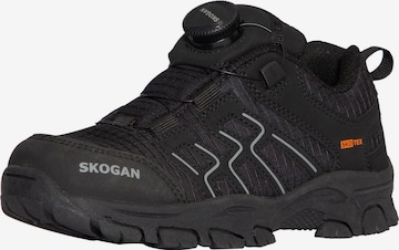 Sneaker di SKOGAN in nero: frontale