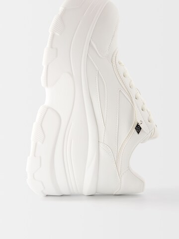 Sneaker bassa di Bershka in bianco