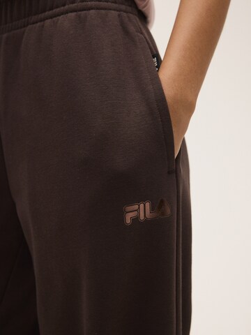 Regular Pantalon 'CALICE regular wide graphic sweat pants' FILA en marron