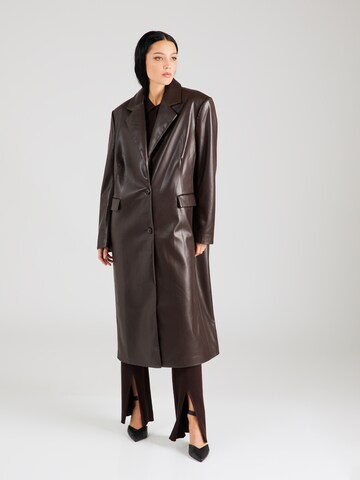 ABOUT YOU x Chiara Biasi Between-seasons coat 'Adriano' in Brown: front