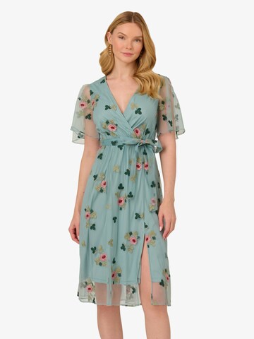 Adrianna Papell knielanges Sommerkleid 'Embroidered Surplice Midi' in Blau: Vorderseite