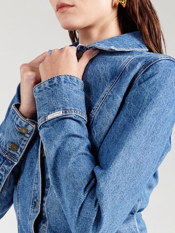GUESS JEANS Košilové šaty – modrá