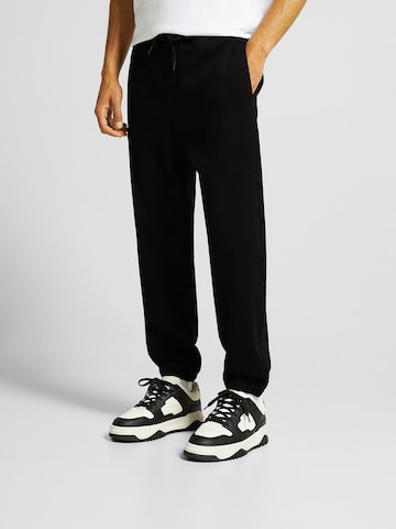 Tapered Jeans de la Bershka pe negru: față