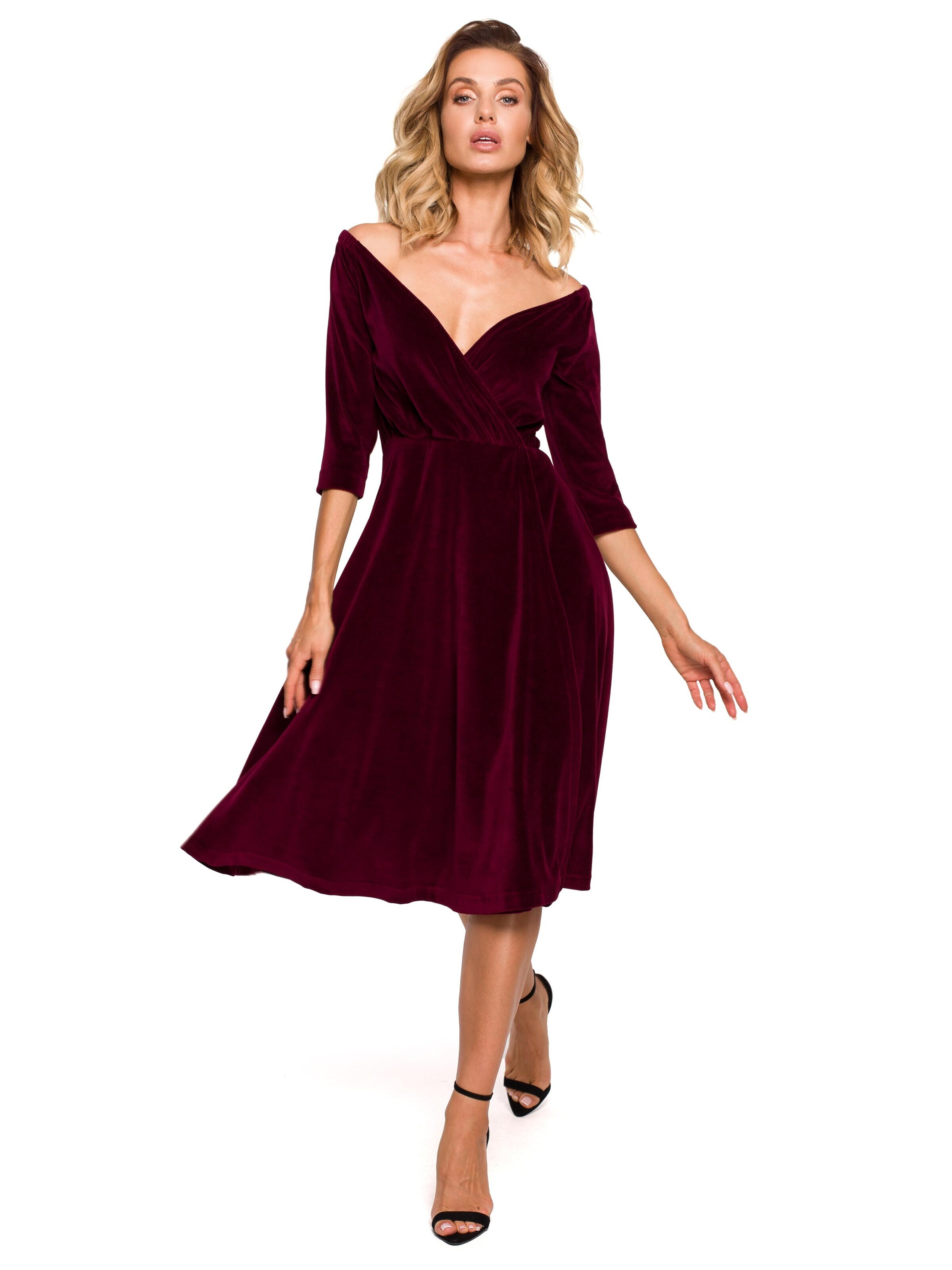 Rochie de la made of emotion pe roșu