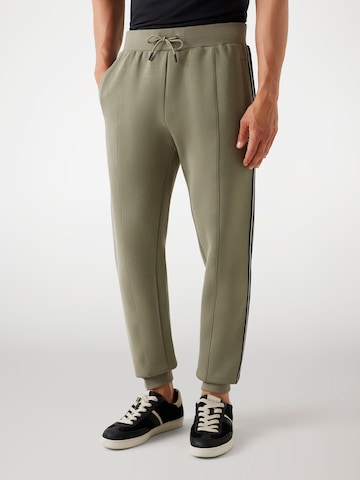 GUESS Tapered Hose in Grün: Vorderseite