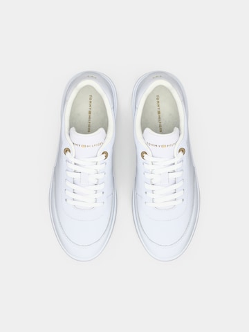 TOMMY HILFIGER Trampki niskie 'ESSENTIAL CHIC' w kolorze biały