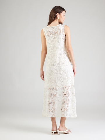 Robe 'Fleur' ABOUT YOU en blanc
