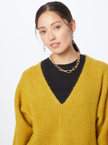 ESPRIT Sweter w kolorze żółty