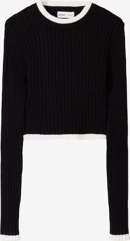 Pulover de la Bershka pe negru: față