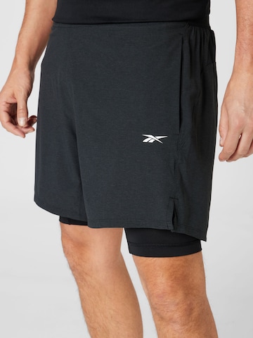 Reebok regular Παντελόνι φόρμας σε μαύρο