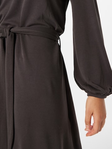 Robe 'Isa' ABOUT YOU en gris