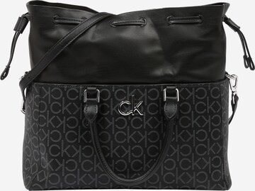 Calvin Klein Umhängetasche in Schwarz: predná strana