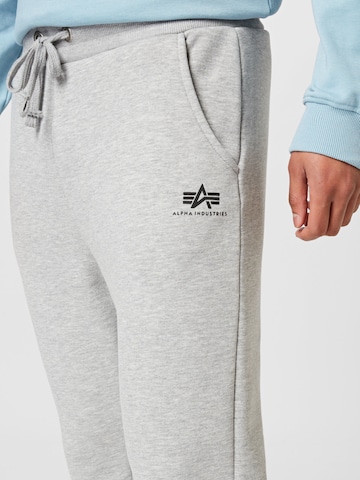 Effilé Pantalon ALPHA INDUSTRIES en gris