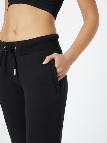 Effilé Pantalon Superdry en noir