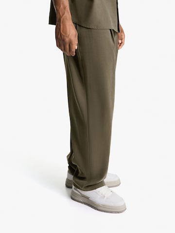 Bershka Loosefit Laskoshousut värissä vihreä