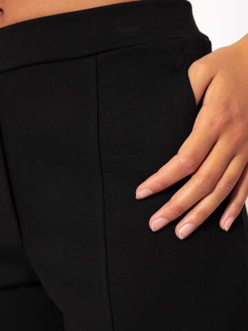 SASSYCLASSY Regular Chinohose‌‌ in Schwarz