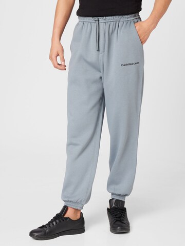 Calvin Klein Jeans - Tapered Calças 'INSTITUTIONAL' em cinzento: frente