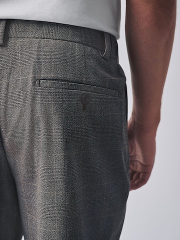 Slimfit Pantaloni con piega frontale 'Motionflex' di Next in marrone