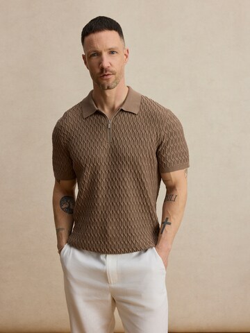 DAN FOX APPAREL Тениска 'Manuel' в кафяво: отпред