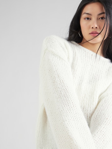 QS Пуловер в бяло