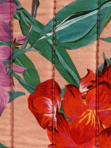 Trousse de maquillage 'Quilted Small ‘Hydrangeas’ in Light Coral Toiletry Bag / Wash Bag' Marylène Madou en rose