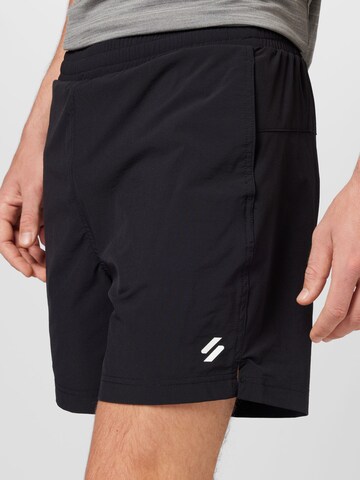 Regular Pantaloni sport de la Superdry pe negru