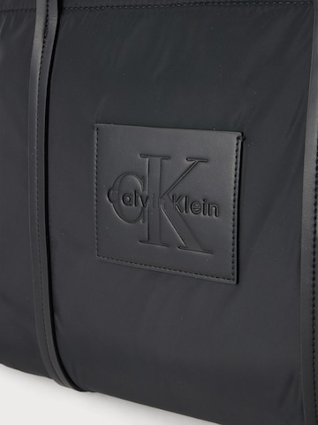 Plase de cumpărături de la Calvin Klein pe negru