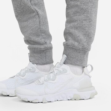 Nike Sportswear Tapered Hose in Grau