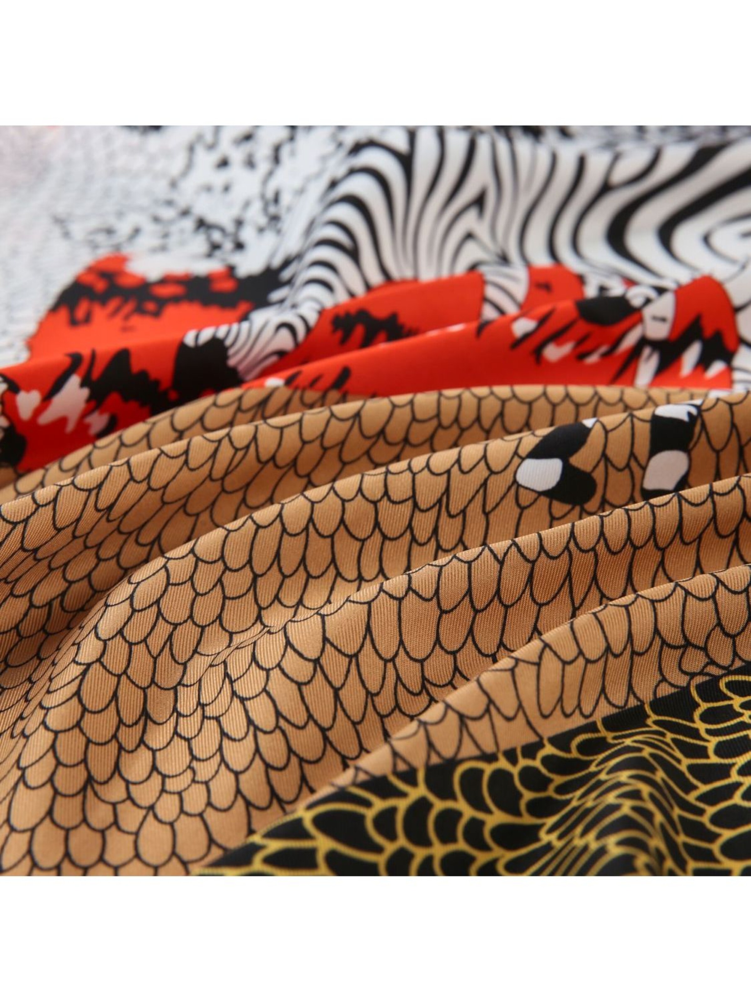 Écharpe 'Grand carré de Soie Snake Zoé' alberto cabale en rouge