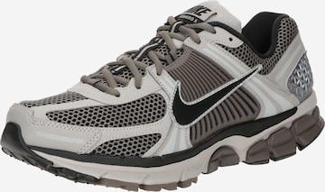 Sneaker bassa 'ZOOM VOMERO 5' di Nike Sportswear in grigio: frontale