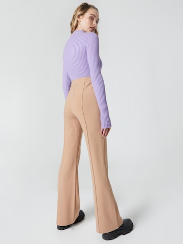 florence by mills exclusive for ABOUT YOU Flared Broek 'Spruce' in Beige