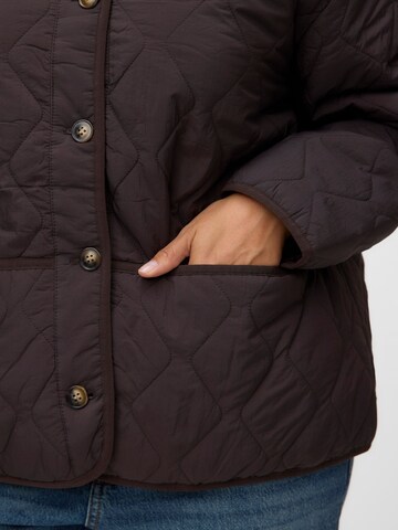 Vero Moda Curve - Chaqueta de entretiempo 'OLIVIA' en marrón