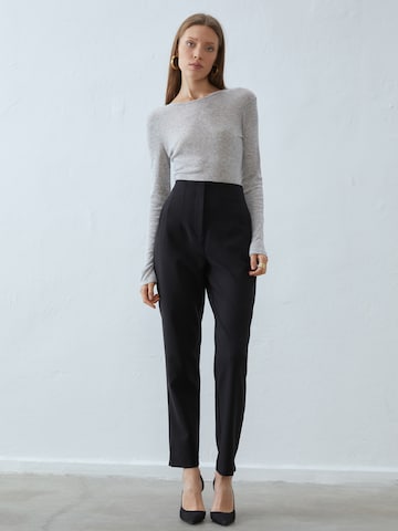 Anna Field Tapered Housut värissä musta