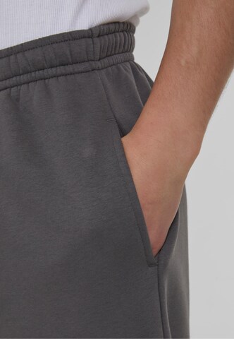 Tapered Pantaloni di Urban Classics in grigio