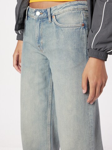 WEEKDAY Ohlapna forma Kavbojke 'Ampel' | modra barva