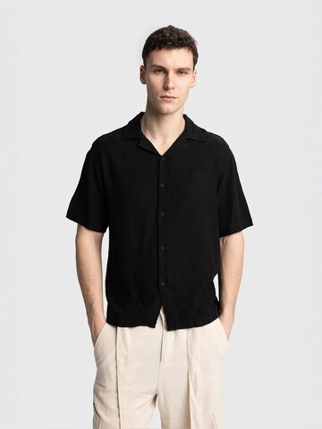 Giesto Regular fit Button Up Shirt in Black: front