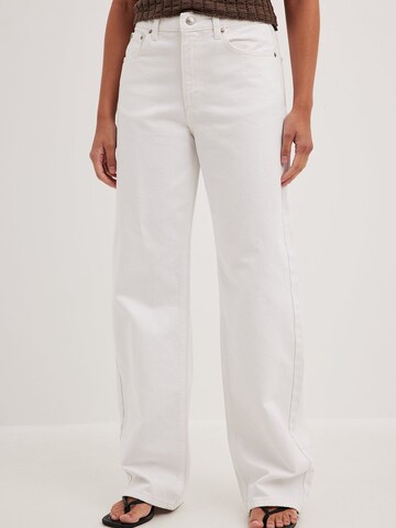NA-KD Regular Jeans in White: front