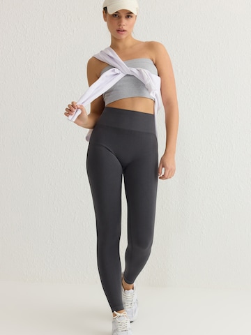 Trendyol Skinny Leggings i grå: forside