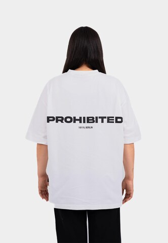 Tricou de la Prohibited pe alb: față