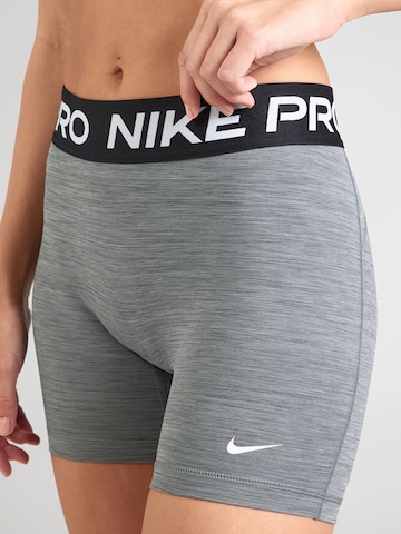 NIKE Skinny Sportshorts 'NP 365' in Grau