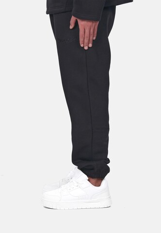 Dropsize Tapered Pants in Black