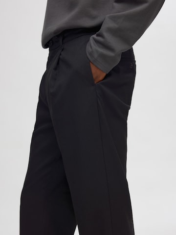 Regular Pantalon à plis 'SLHLEROY' SELECTED en noir
