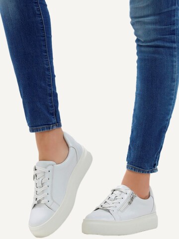 Baskets basses CAPRICE en blanc : devant